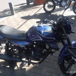 Moto robada fue hallada oculta bajo ramas en un patio baldío en Luque