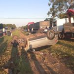 Camioneta vuelca tras impactar contra camión en Minga Guazú